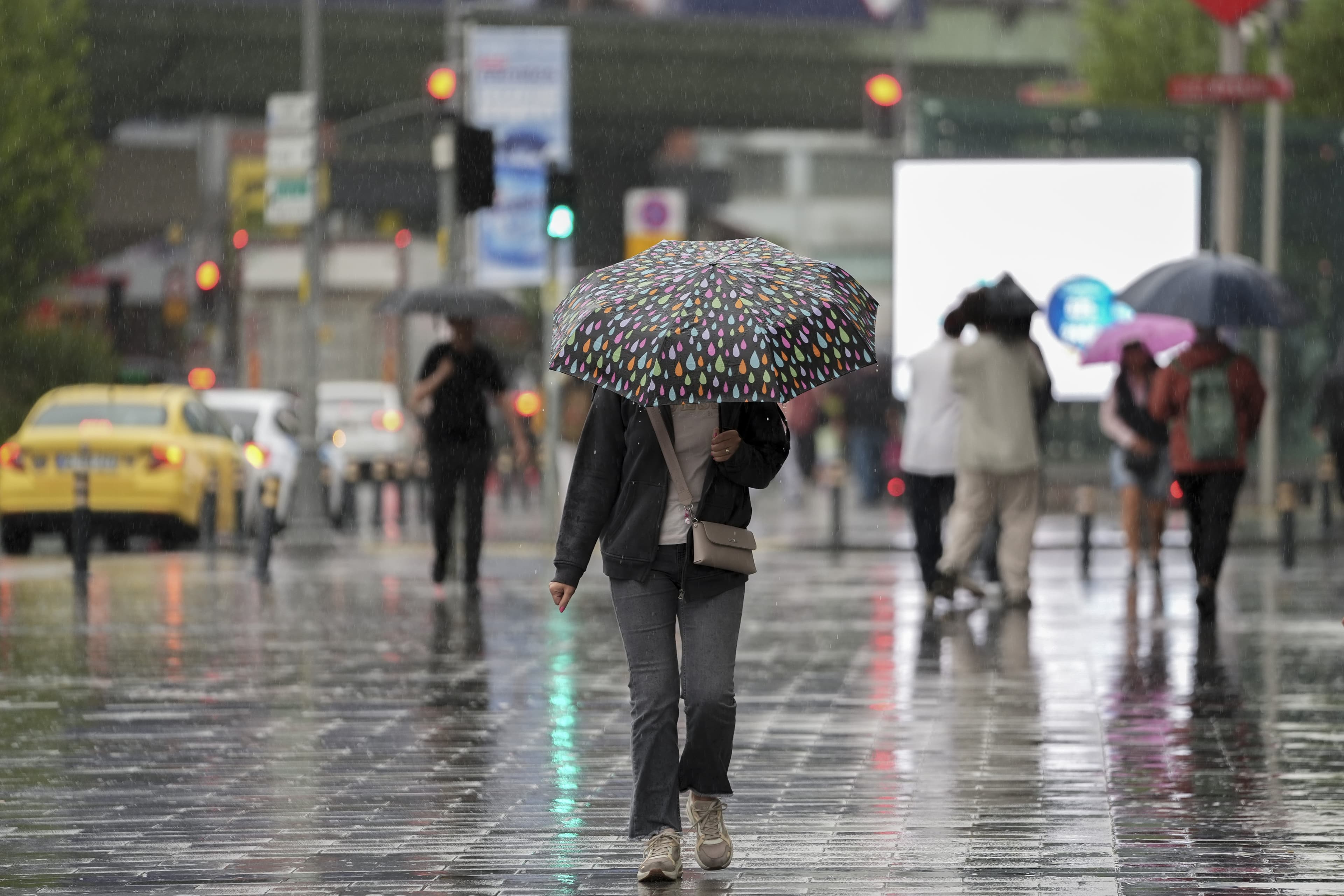Meteoroloji'den 24 kent için sağanak ve fırtına uyarısı: Rüzgarın hızı 80 kilometreyi bulacak