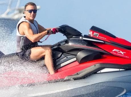 Macron'un jet ski fotoğrafları Fransa'da siyasi fırtına kopardı: 'Ülke yanarken tatilde'