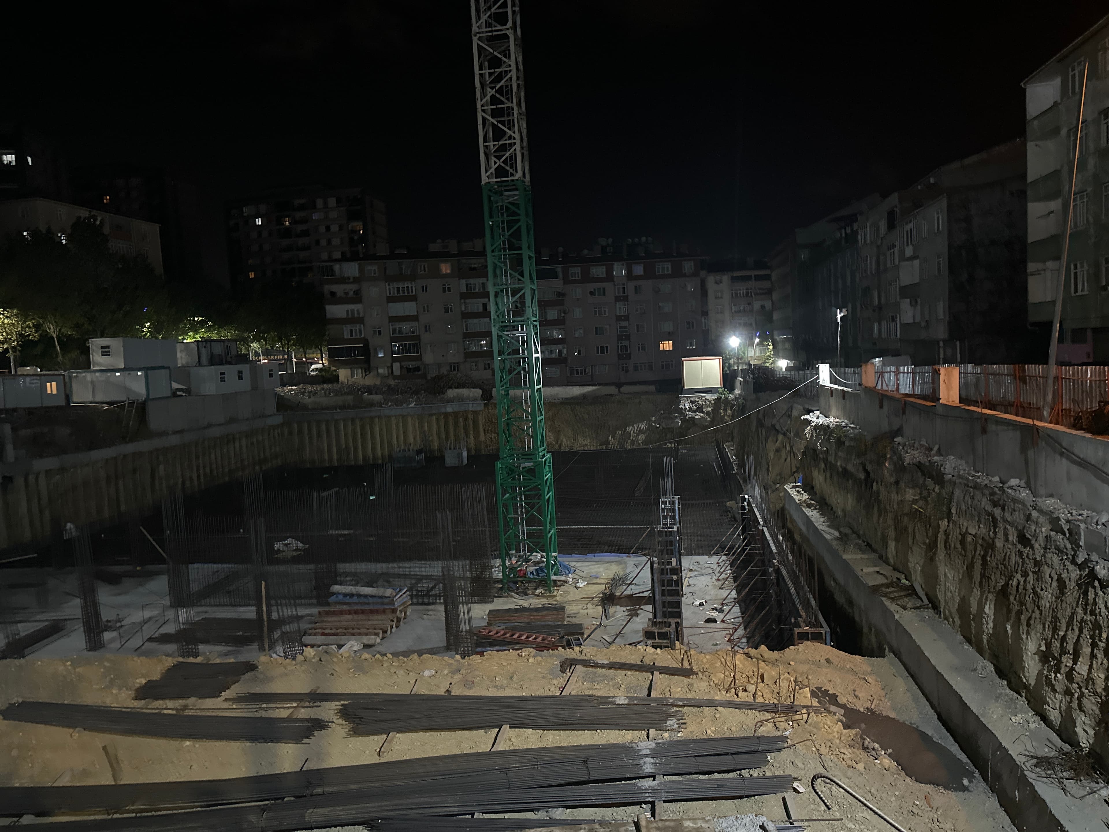 Sultangazi'de inşaat alanında toprak kayması: Çatlayan sokak trafiğe kapatıldı