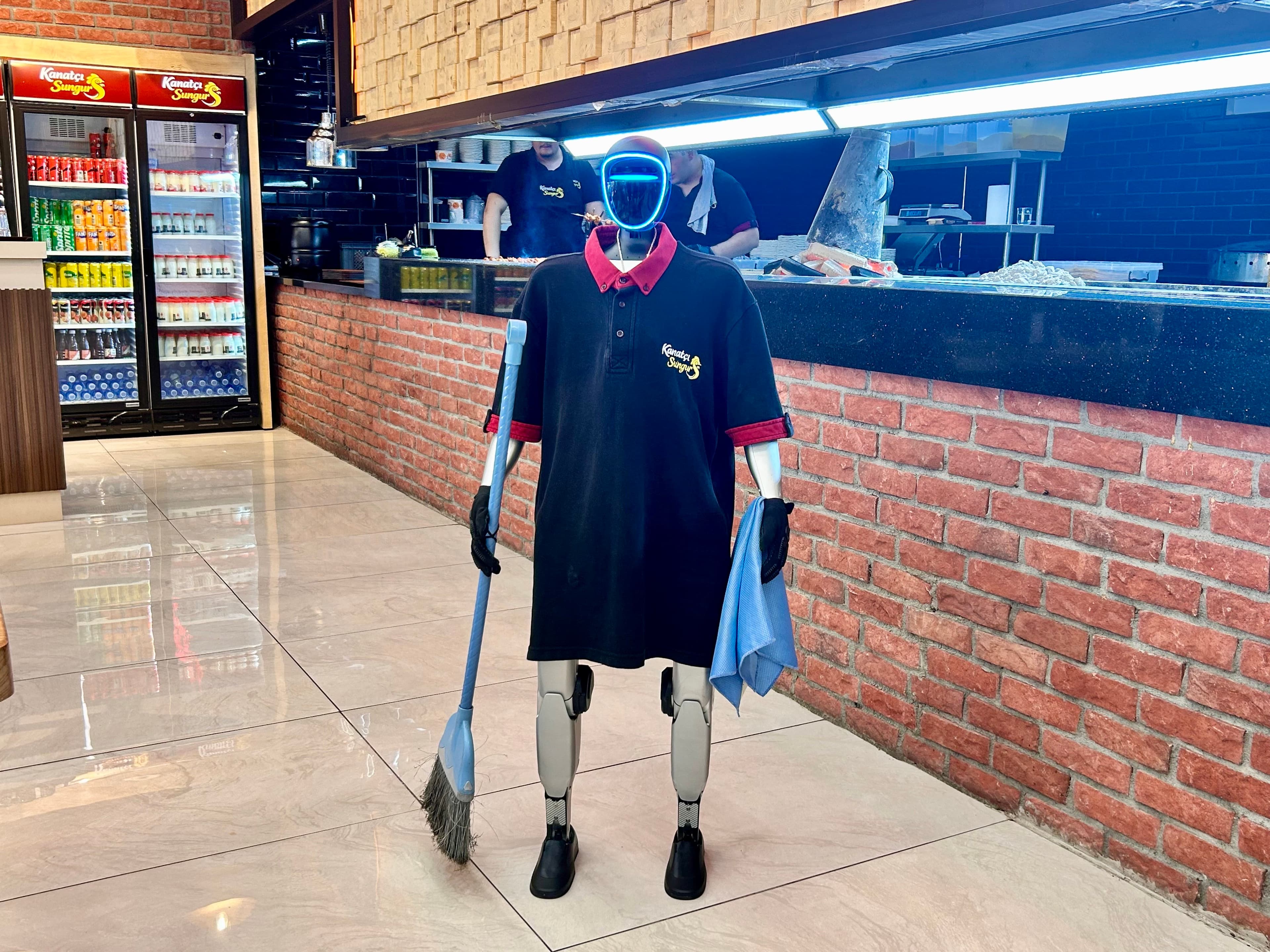 Ankara'da robot garson Fiko müşterilerin gözdesi oldu: 'Patron zam' diye tutturuyor