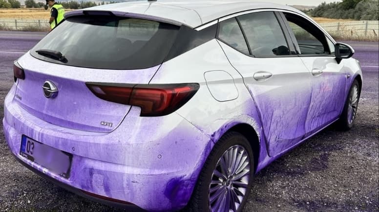 Tırdan yola dökülen boya onlarca aracı mora boyadı: Sürücüler oto yıkamalara koştu
