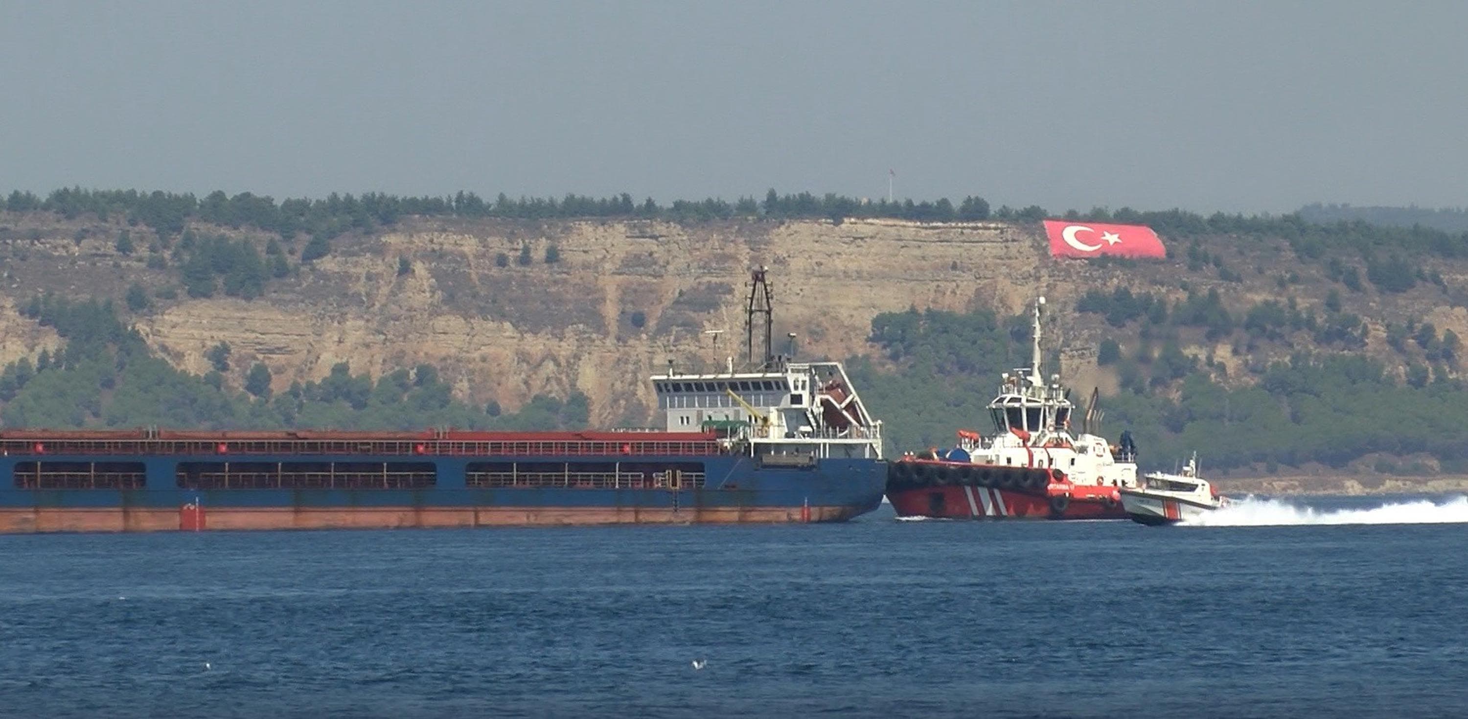Çanakkale Boğazı'nda 142 metrelik kargo gemisi arıza yaptı: Römorkörler devreye girdi