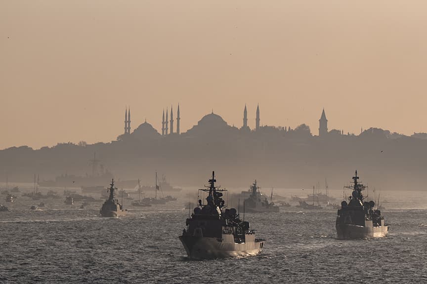 Türk Donanması'ndan İzmit Körfezi'nde görsel şölen: 5 gemi ve İHA'lar vatandaşları selamlayacak