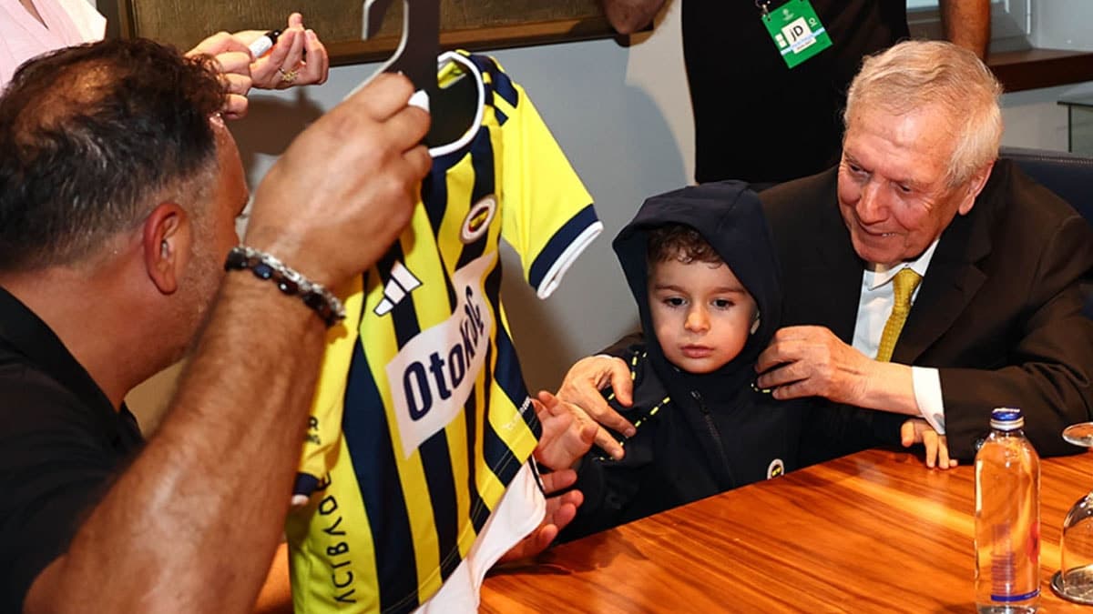 Kadıköy'de minik Fenerbahçeli taraftarın forması çıkartılmak istendi