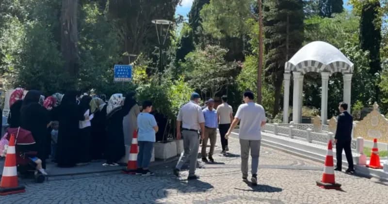 Karacaahmet Mezarlığı'nda cemaat üyeleri bir araya geldi