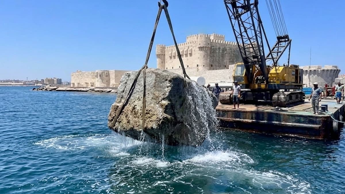 80 Tonluk Devasa Taşlar Su Altından Tek Tek Çıkarılıyor: İzleyenler Hayran Kaldı