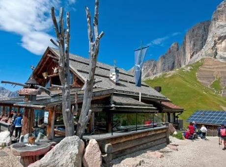 İtalya'nın Dolomitler'inde 2 bin 300 metrede tatlı kuyruğu! Bir sosyal medya paylaşımı dağı felç etti