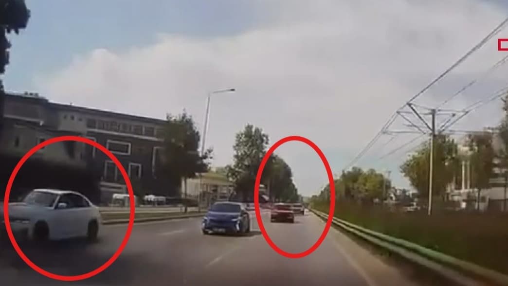 Bursa'da otoyolda makas atan iki otomobil çarpıştı: O anlar kamerada