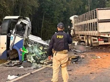 Brezilya'da korkunç trafik kazası: Minibüsle kamyon çarpıştı, 23 kişi hayatını kaybetti