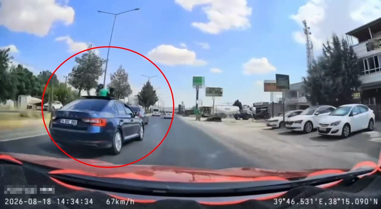 Diyarbakır'da trafikte dehşet: Çocuklar açılır tavandan yola çıktı