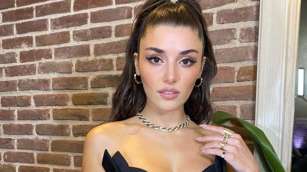 Hande Erçel'in cesur elbise tercihi sosyal medyada gündem oldu