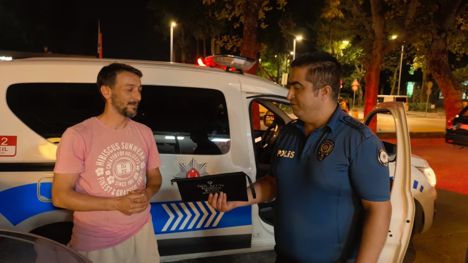 Bursa'da örnek davranış: Aracın üzerinde 30 bin TL bulan esnaf parayı polise teslim etti