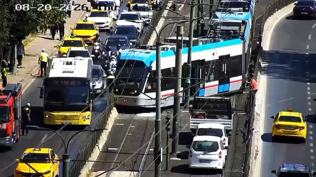 Fındıklı'da T1 tramvayı raydan çıktı: Seferler aksadı