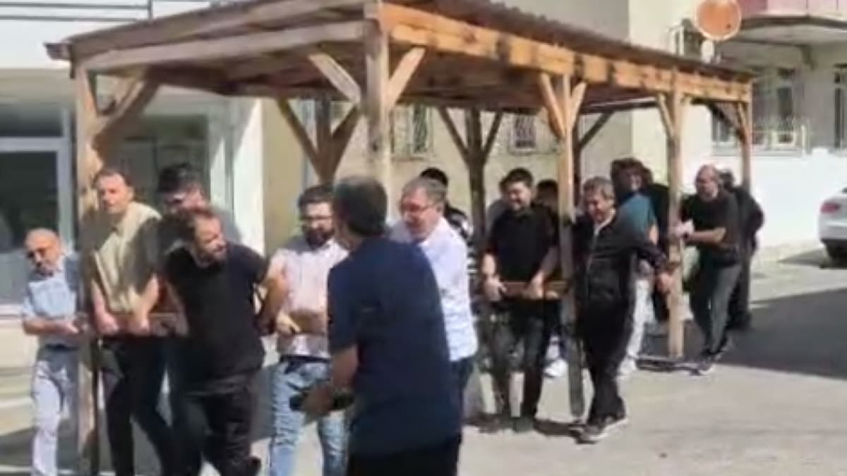 Yıkılacak okulun kamelyasına gönül verdiler: 19 öğretmen omuzlarında yeni okula taşıdı