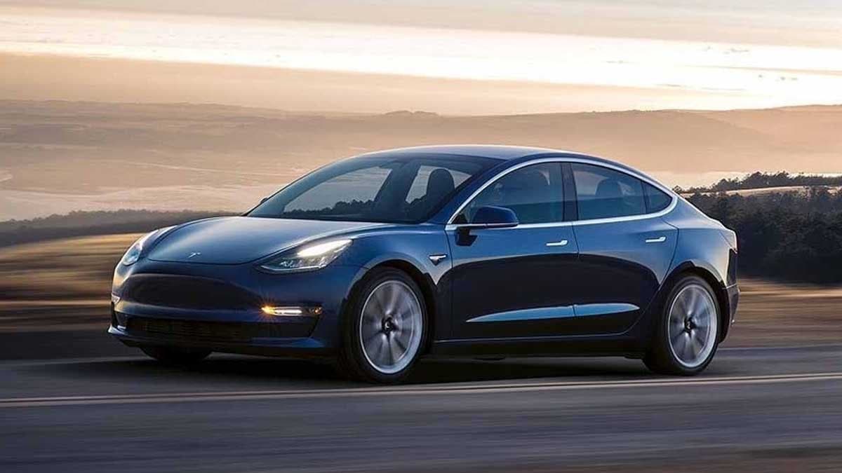Tesla uygulaması dehşeti: Hacker uzaktan aracı ele geçirip sürücüye 'Seni izliyorum' mesajı gönderdi