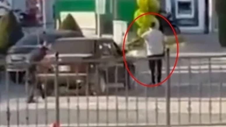 Kastamonu'da Belediye Önünde Tehlikeli Gerginlik: İşten Çıkarılan Şahıs Kılıç ve Kurusıkı Tabancayla Geldi