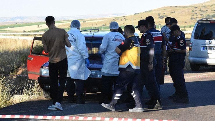 Sivas'ta Yol Kenarında Ceset Bulundu: Otomobilde Silahla Vurulan Çift Öldü