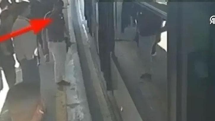 İstanbul Metrobüs Hattında Telefon Hırsızlığı Kameraya Yakalandı! Şüpheli Polis Operasyonuyla Yakalandı