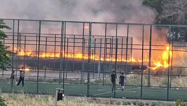 Diyarbakır'da Şok Görüntüler: Alevlerin Ortasında Gol Peşinde Koştular