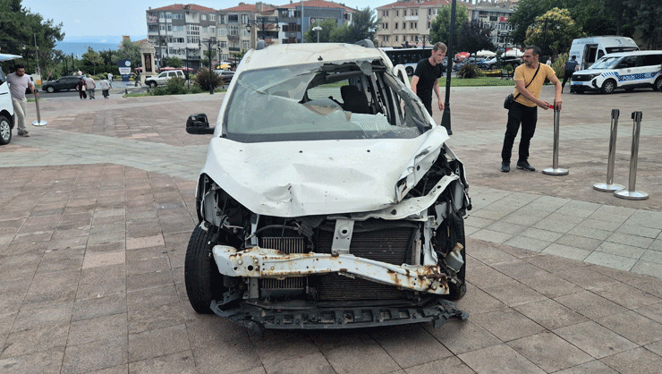 15 Temmuz'un Sesi ve İzi: Tankın Ezdiği Araç Tekirdağ'da Sergilendi