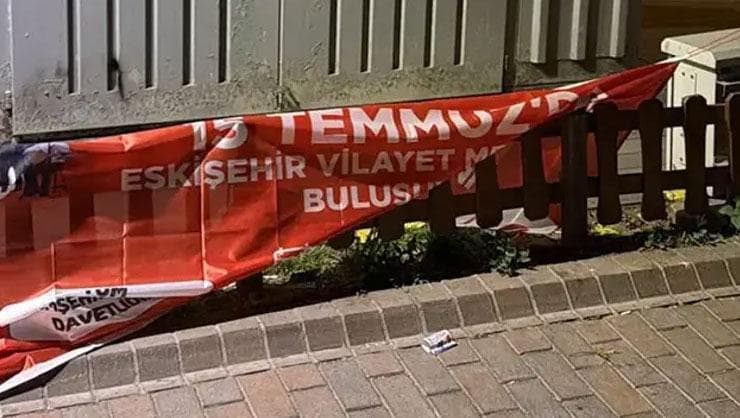Eskişehir'de 15 Temmuz Afişleri Krizi: Belediye Güvenlik Görevlileri İndirdi İddiası