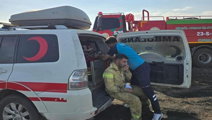 Bingöl Genç'te Arazi Yangını: 4 Personel Dumandan Etkilendi, Yüzlerce Dönüm Ekili Alan Küle Döndü