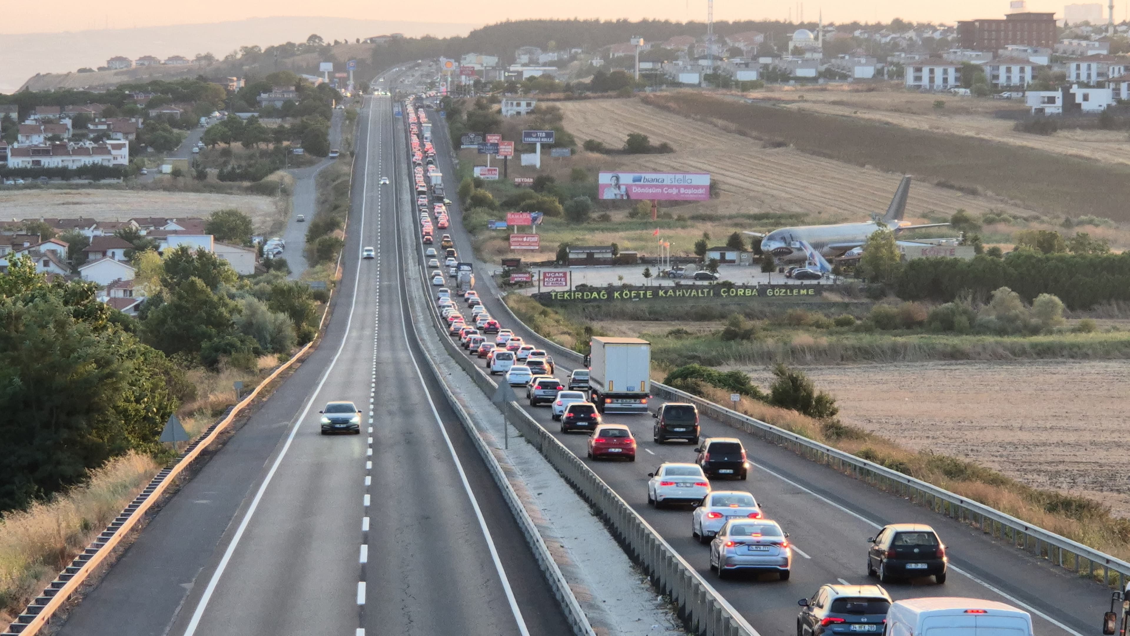 İstanbul-Tekirdağ kara yolunda hafta sonu yoğunluğu: Kilometrelerce kuyruk oluştu