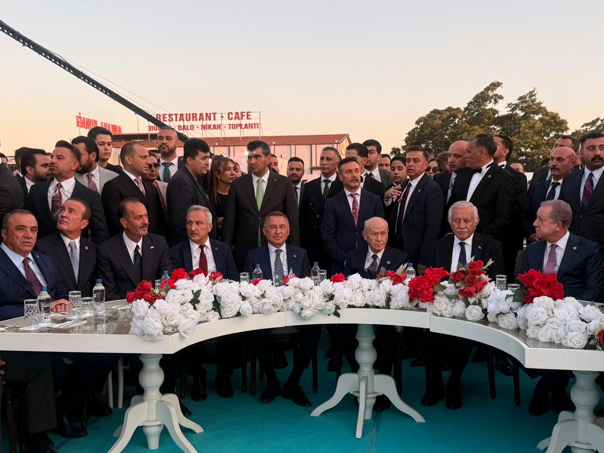 MHP Lideri Bahçeli, il başkanının oğlunun nikahına şahitlik etti