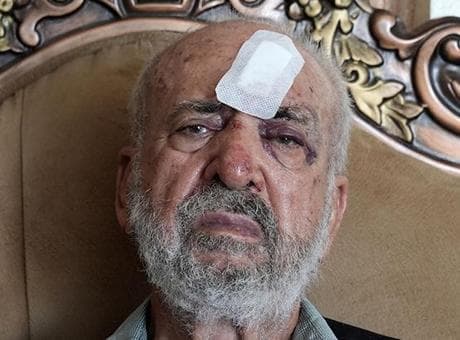 İsrail askerleri 80 yaşındaki Filistinliyi yerlerde sürükledi: Kanlar içinde yere yığıldı