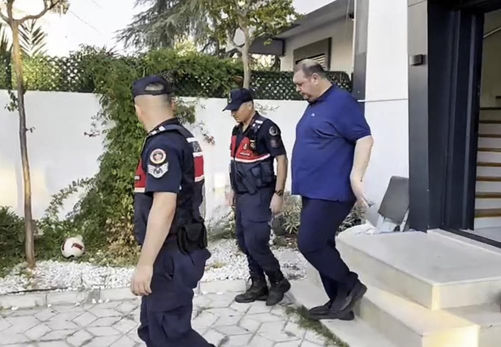 Tutuklanan Menderes Belediye Başkanı Çiçek görevden uzaklaştırıldı