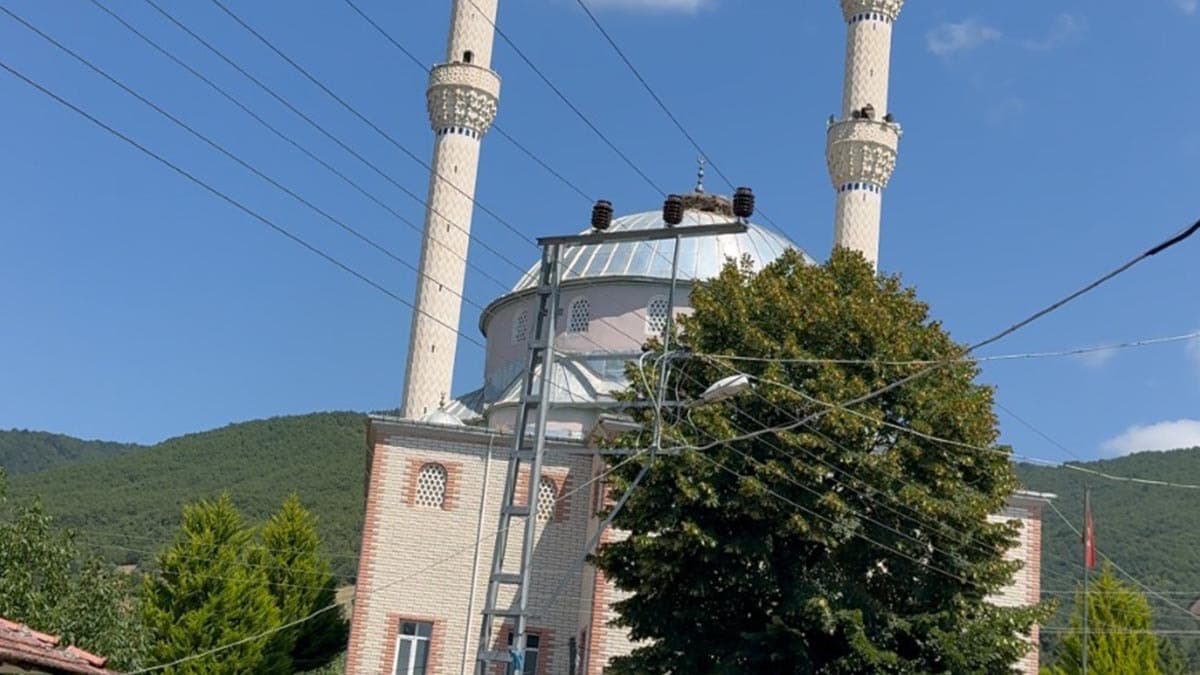 Köy camisinin hoparlöründen yükselen maç anlatımı vatandaşları hayrete düşürdü
