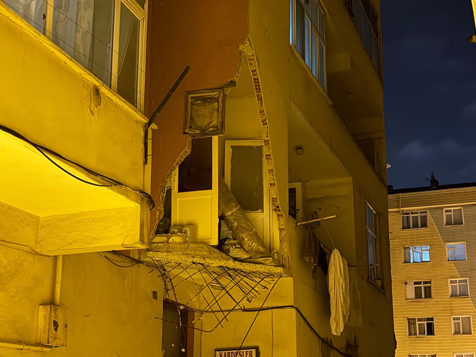 Güngören'de balkon çöktü: 5 katlı bina tahliye edildi