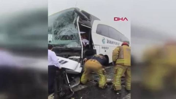 Arnavutköy'de trafik kazası: Yolcu otobüsü İETT otobüsüne çarptı
