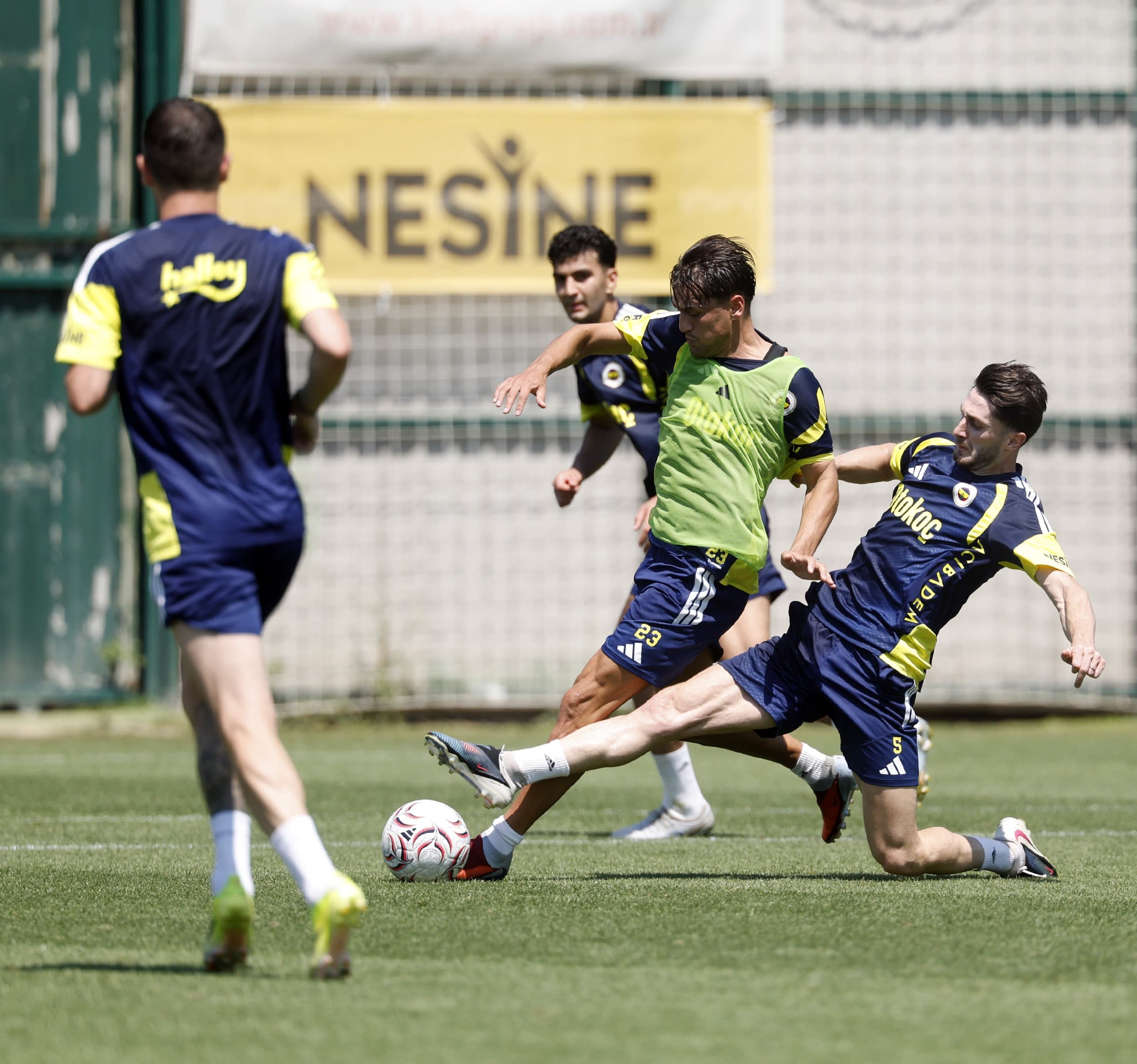 Fenerbahçe'de sürpriz karar: İki isim kadro dışı bırakıldı