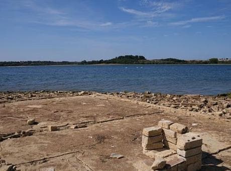 İngiltere'de kuraklık yarım asır önce sulara gömülen köyü ortaya çıkardı