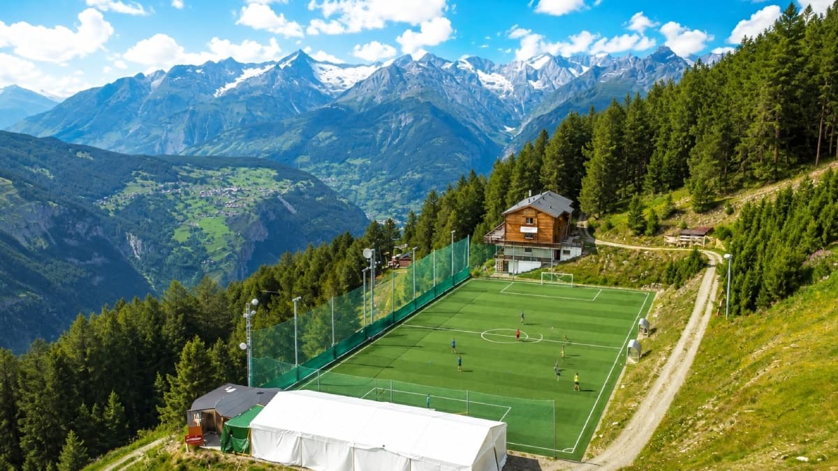 Ulaşımı olmayan köye teleferikle futbol sahası kurdular