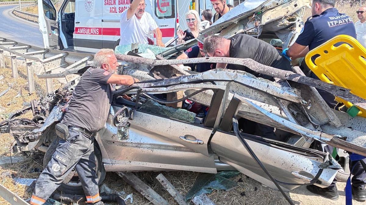 Bursa'da bariyerlere çarpan otomobil hurdaya döndü