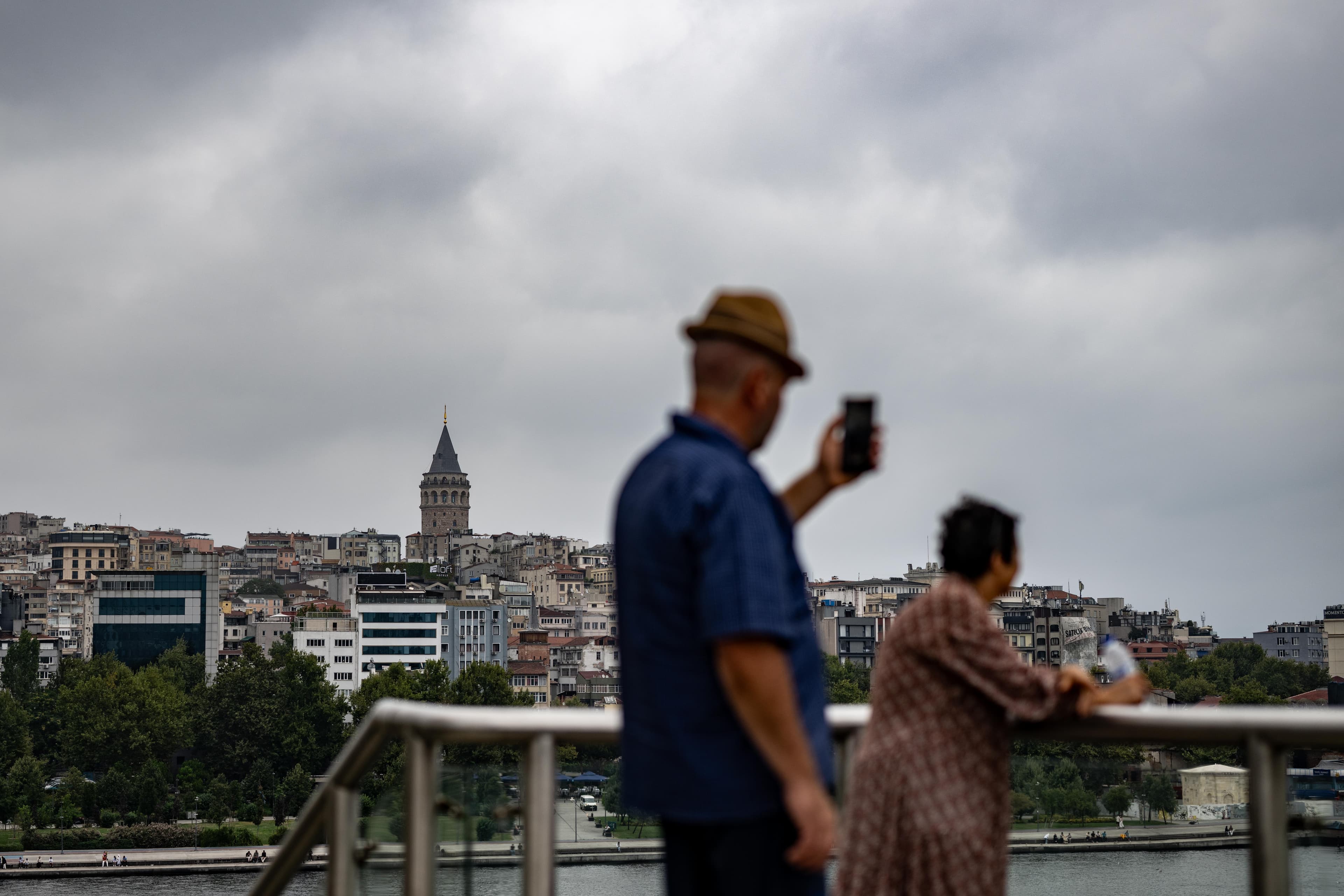 Balkanlar'dan gelen serin hava İstanbul'u sardı: Fırtına ve kuvvetli sağanak uyarısı