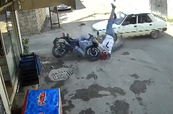 Adıyaman'da dehşet anları: Motosiklet sürücüsü çarpışmanın etkisiyle metrelerce savruldu