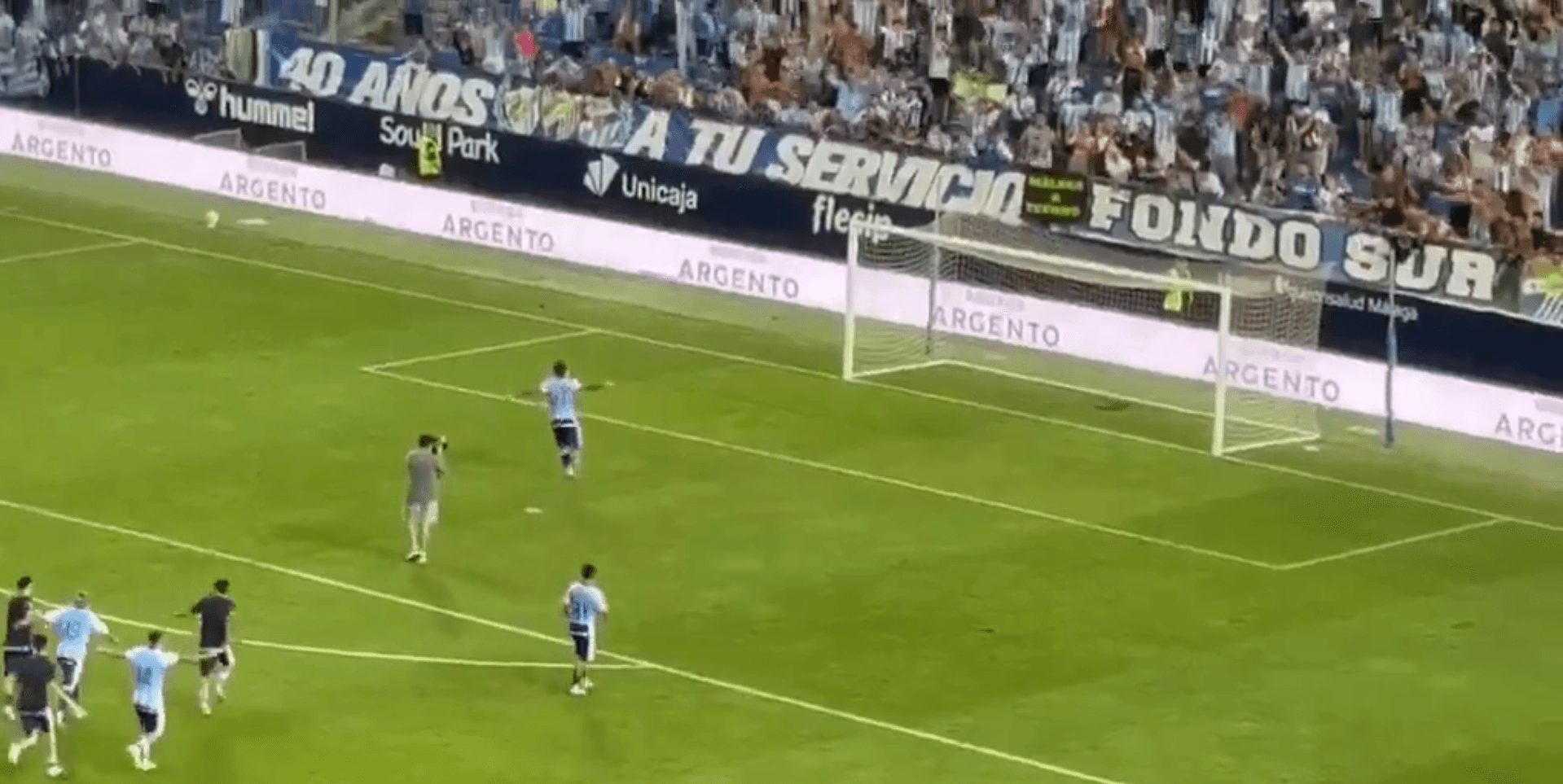 Uçak kaçırma korkusu sahayı terk ettirdi, boş kaleye penaltı atıp golle veda ettiler