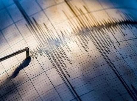 Endonezya'da 7,7 büyüklüğünde deprem: Tsunami uyarısı yapıldı