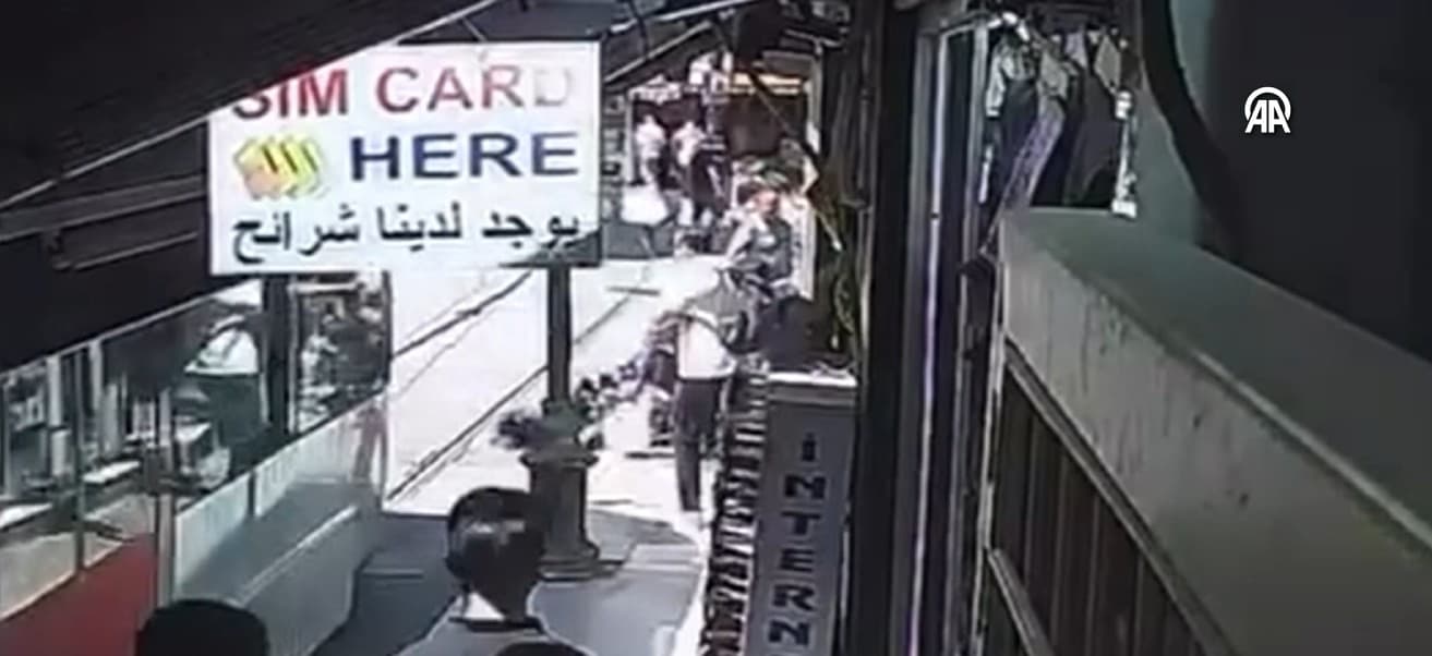 Fatih'te korku dolu anlar: Bebek arabası tramvay yoluna devrildi