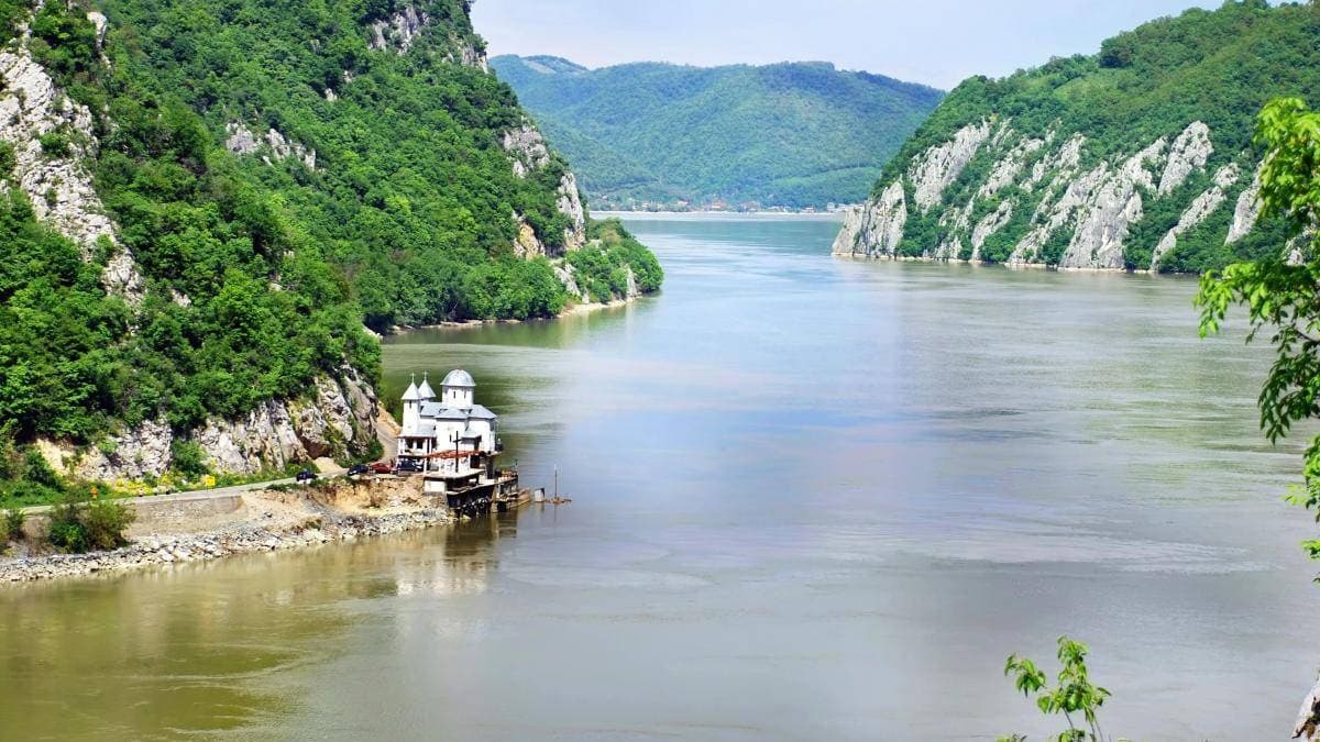 Sınır nehri tamamen kurudu: İki ülkenin toprakları ilk kez birleşti