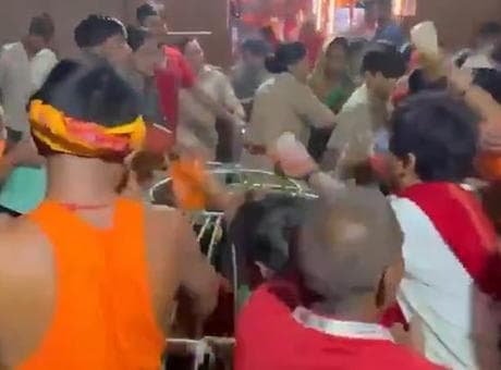 Hindistan'da tapınakta facia: İzdihamda 7 kişi hayatını kaybetti