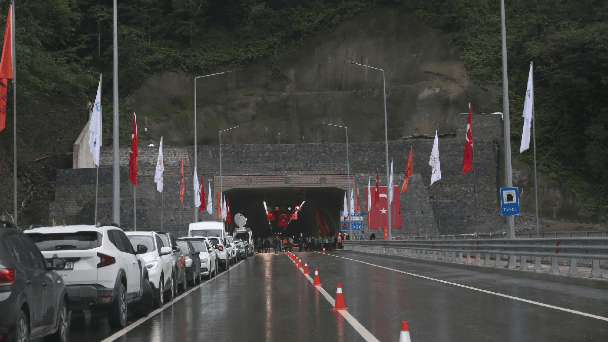 Dev tünel hizmete girdi: Ulaşım süresi 20 dakika kısaldı