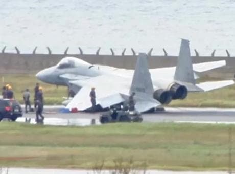 Japonya'da F-15 savaş uçağı acil iniş sonrası piste yan yattı