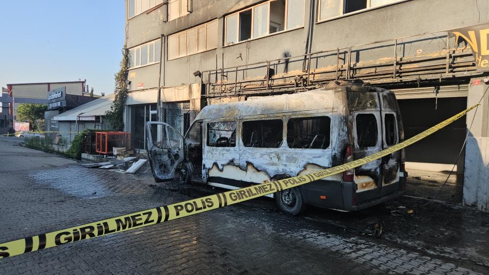 İkitelli'de Minibüs Yangını Sanayi Sitesine Sıçradı: Kundaklama Şüphesi