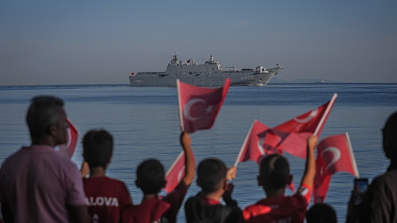 TEKNOFEST Mavi Vatan için Yalova'da görkemli selamlama: TCG Anadolu ve TCG Heybeliada kıyıları sardı