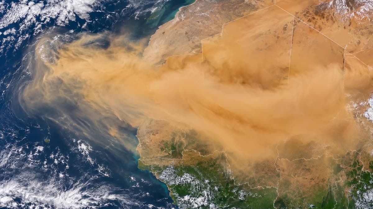 NASA'nın uydu görüntüleri dünyayı alarma geçirdi: Dev toz bulutu bir ülkeyi tamamen sardı