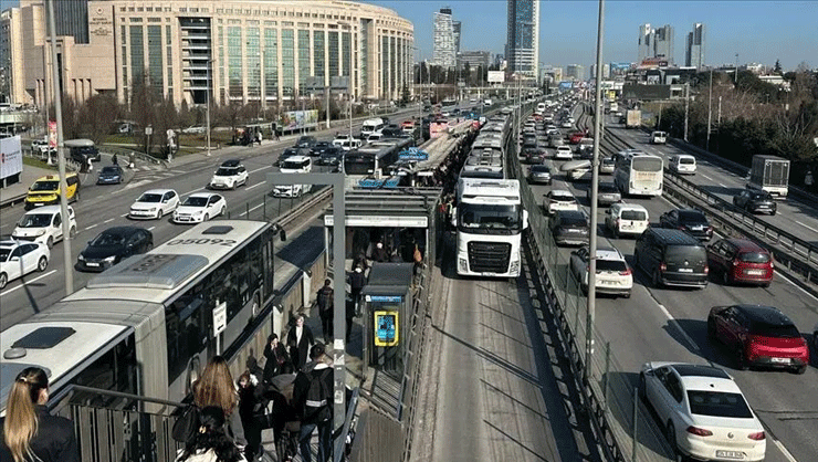 İstanbul'da 15 Temmuz Trafiği: Metrobüs Hattında Büyük Değişiklik!